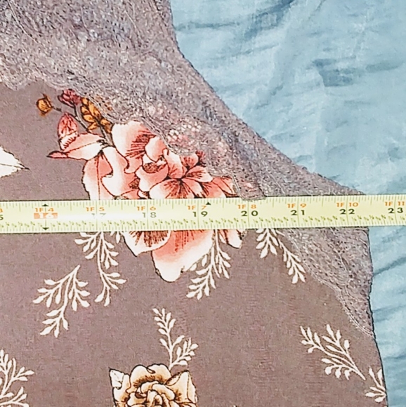 TORRID Sharkbite Floral Lace Top  Size 2 (18-20/ 2X) - Picture 9 of 12